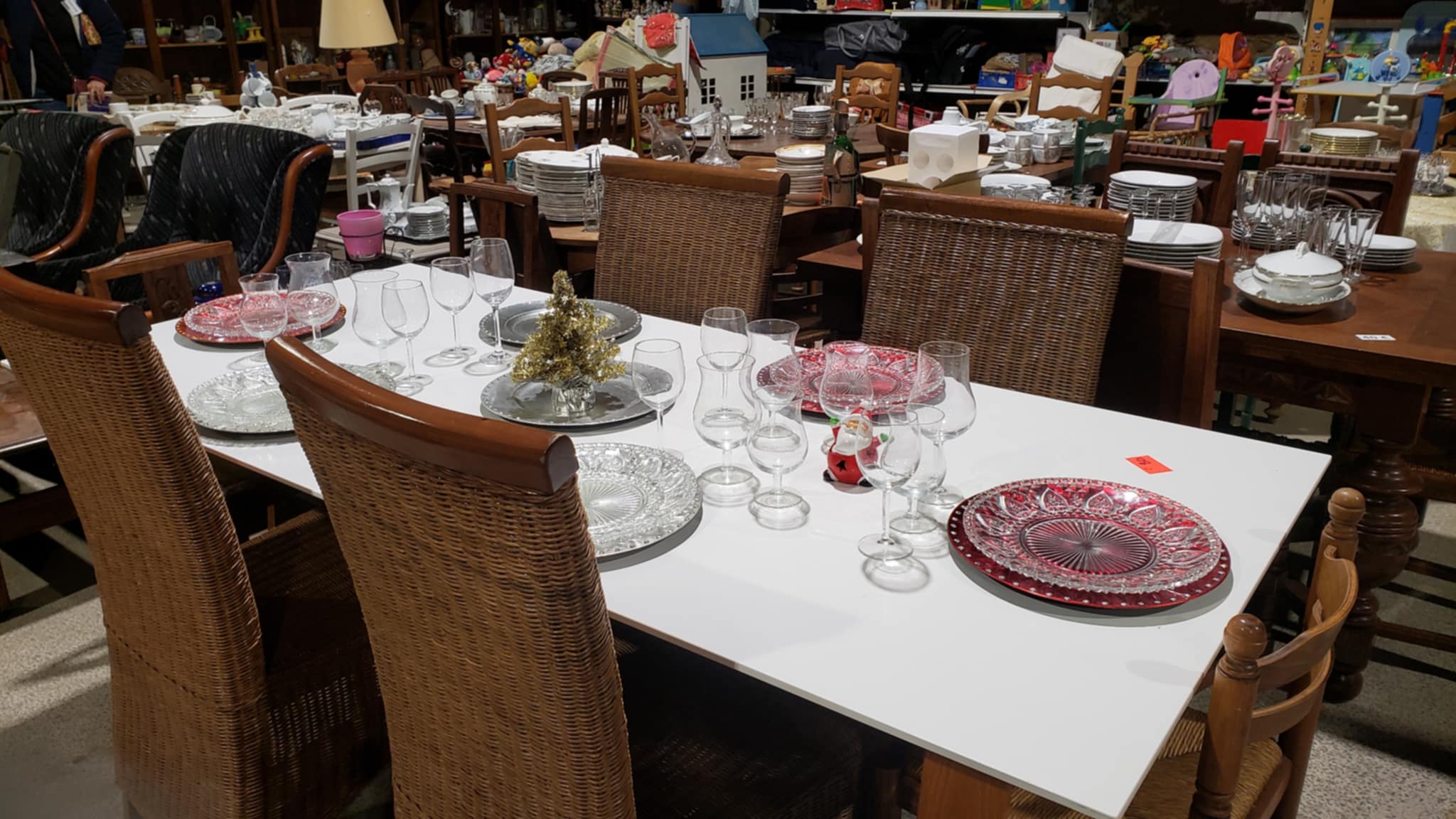 🎄🍽️ Et si votre table de réveillon venait de la recyclerie ? 🍽️🎄